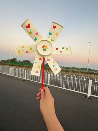 用一次性杯子就可以做一个好看又好玩的大风车~ 拿在手上步行就能转动起来!亲子手工 创意手工