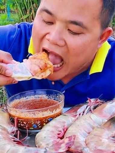 泰国特色刺身大海虾酸辣酱汁小生菜 泰国主播吃美食视频 泰国美食 这一口简直香迷糊了 泰国大