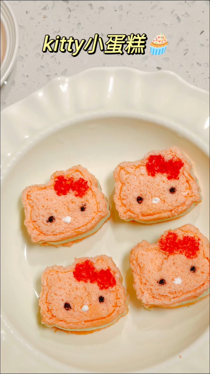 今天做了一款超治愈的Kitty蛋糕,少女心爆棚!