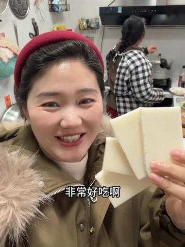 我们湖北的特产纯糯米糍粑,冬天必不可少的美食之一,煎炸烤煮都好吃,软糯拉丝,米香十足#家的