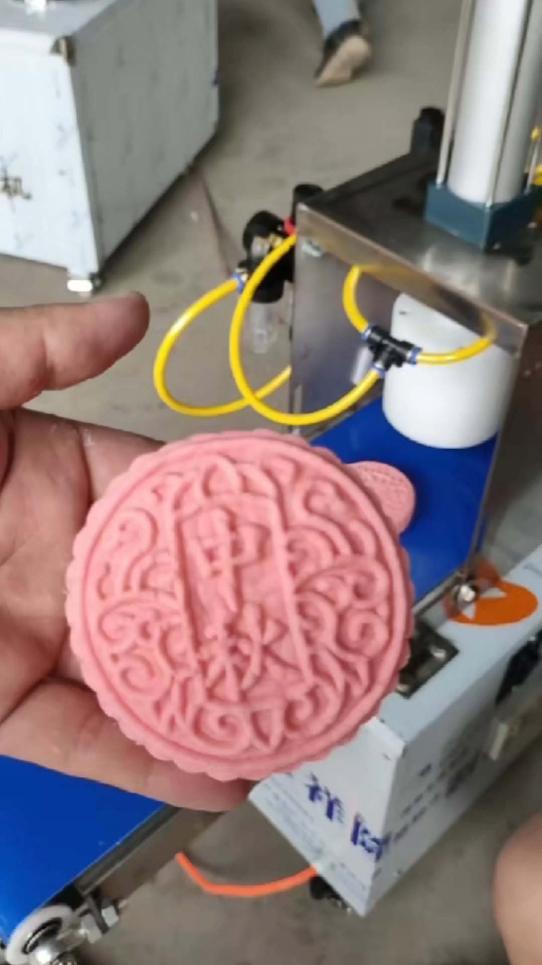 小型月饼成型机商用广式苏式月饼烧饼桃酥绿豆饼老婆饼馕饼拍饼机