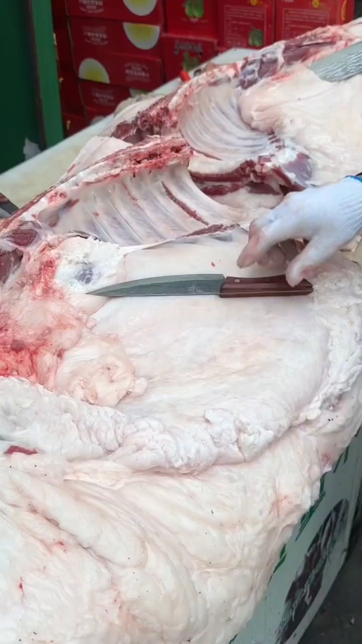 卖猪肉的大叔这把刀还可以