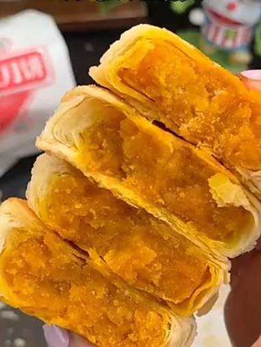 这个 黄庄月饼,真不愧是石家庄地方特产啊,一口下去真的酥到掉渣,内馅特别足,外面的酥皮酥到
