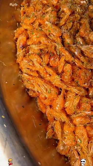 清甜鲜美的虾肉和葱香酥脆的虾壳之间的美丽碰撞！外酥里嫩，鲜香美味～用的还是被誉为太湖三白之