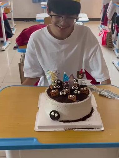 生日快乐希望你永远健康长大 愿你成为自己喜欢的样子 我的阳光男孩 生日祝福语送给孩子