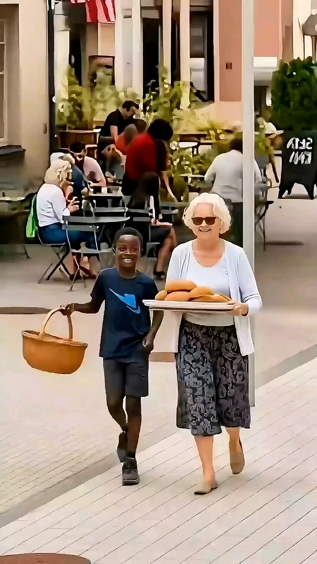 国外的懂事男孩,竟然自发的帮助老人卖面包