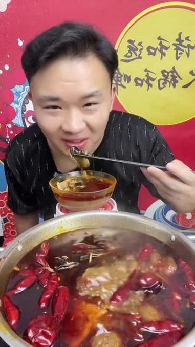 地道农家正中重庆肥肠鱼火锅，浓郁牛油，辣椒花椒的厚重，嘎嘎香呀！#重庆火锅#肥肠鱼火锅#农