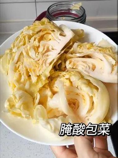 淘米水不用上锅煮直接加盐三四天就可以腌出又酸又脆的酸包菜,炒五花肉味道绝了,酸辣脆爽巨下饭