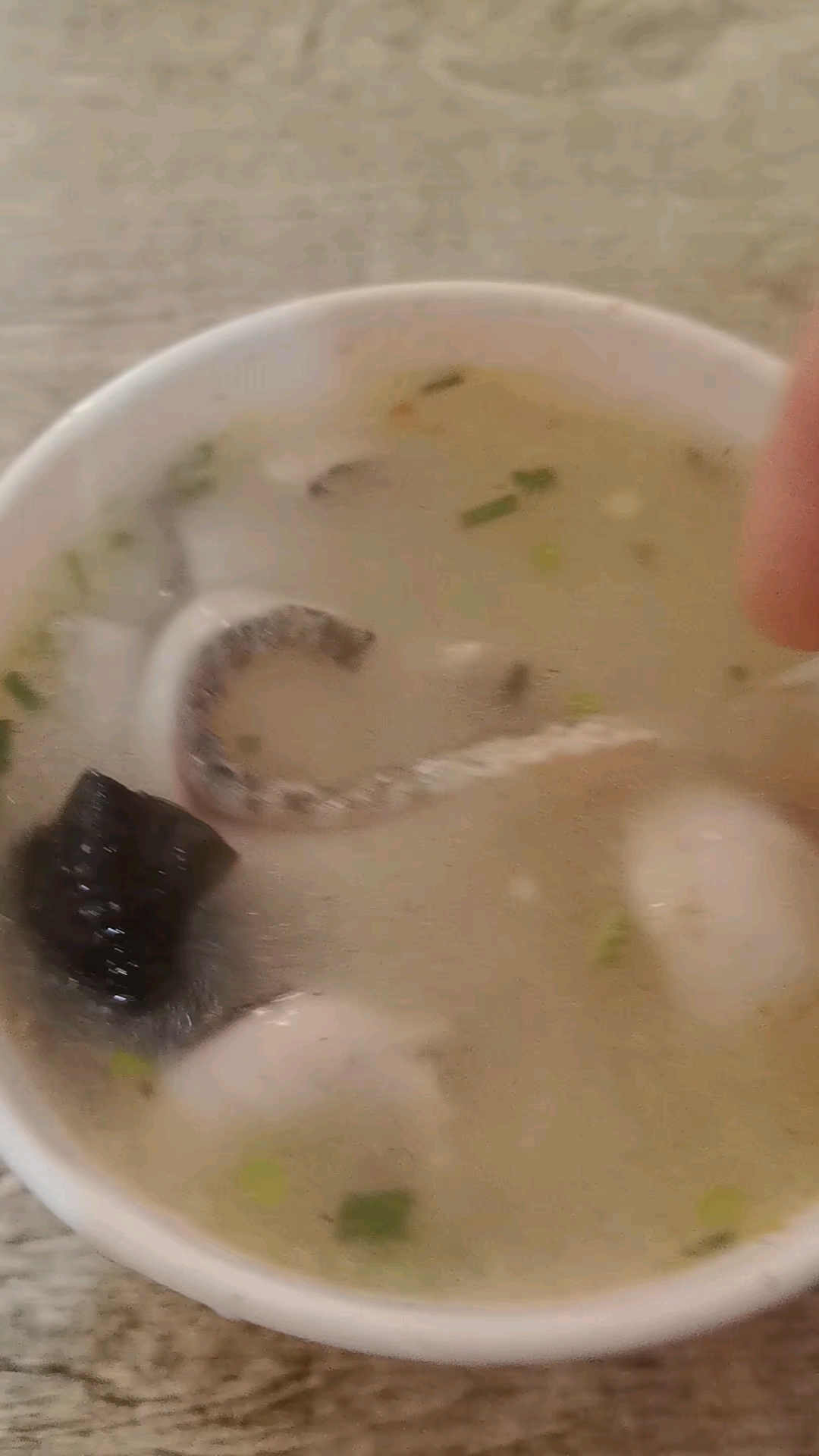 清晨的粥只能填满胃,深夜的酒却能填满心,唯有一碗财鱼汤配豆皮
