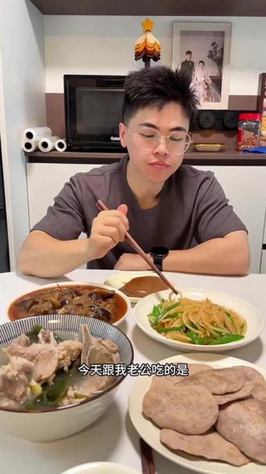 今天吃的是海带大骨汤，红烧茄子，青椒炒土豆丝，加上全麦饼#吃货的世界唯有美食不可辜负 #中