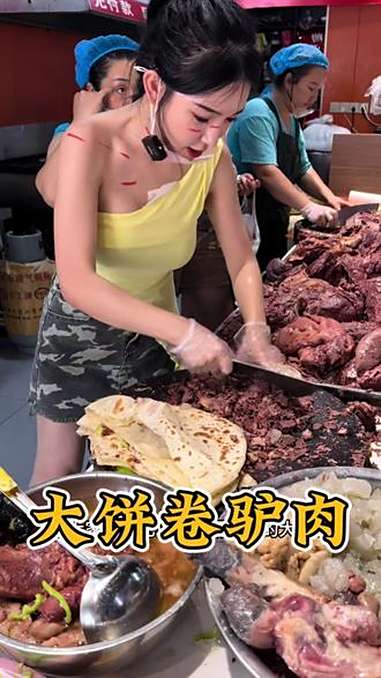 河北任丘美食“大饼卷驴肉”,喷香喷香我爱吃