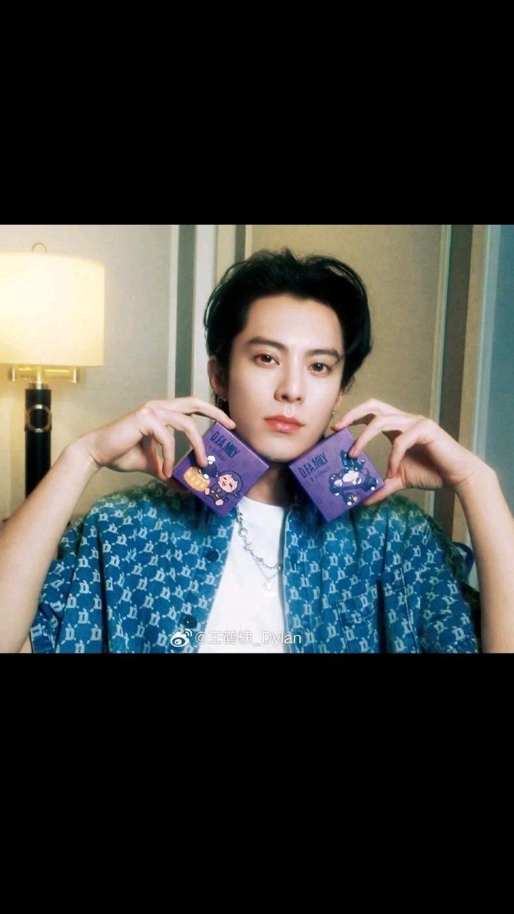 共享月饼分你一个,王鹤棣中秋快乐!新加坡玩的开心哟!cr水印