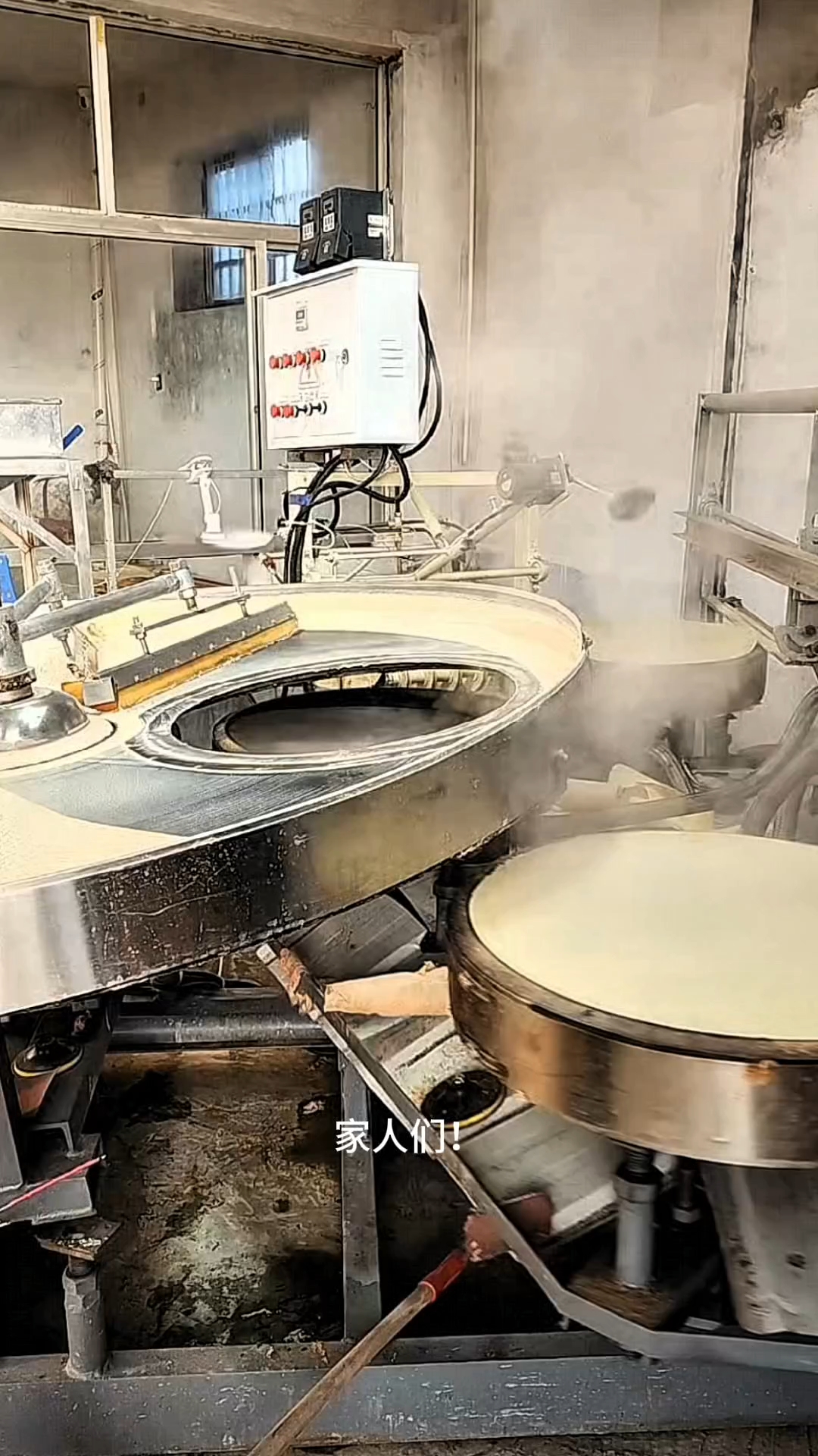 自动化设备工作过程,自动煎饼机出饼现场