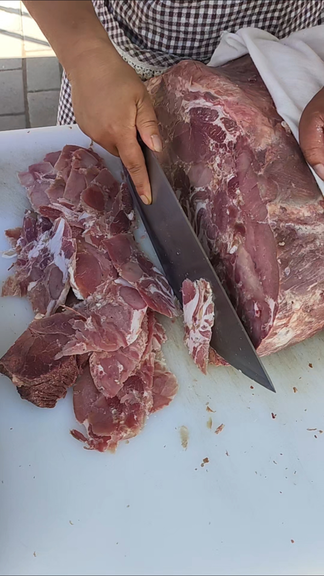 河南豫东名吃高炉烧饼,再夹上垛子羊肉,可把我给馋坏了