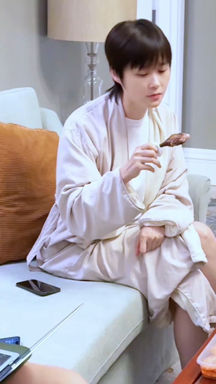 偶遇李宇春吃鸡腿如何评价