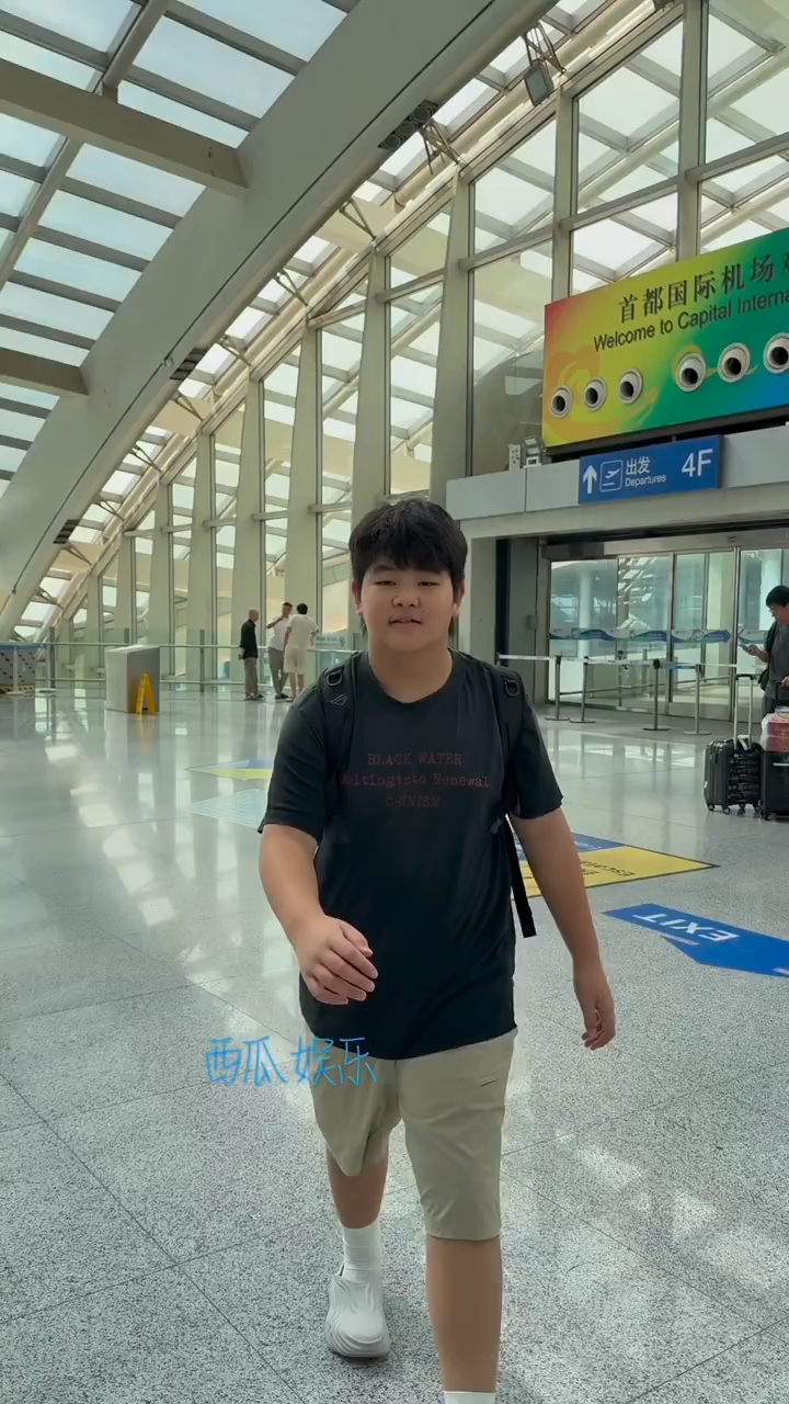 机场偶遇胡可和沙溢的儿子小鱼儿