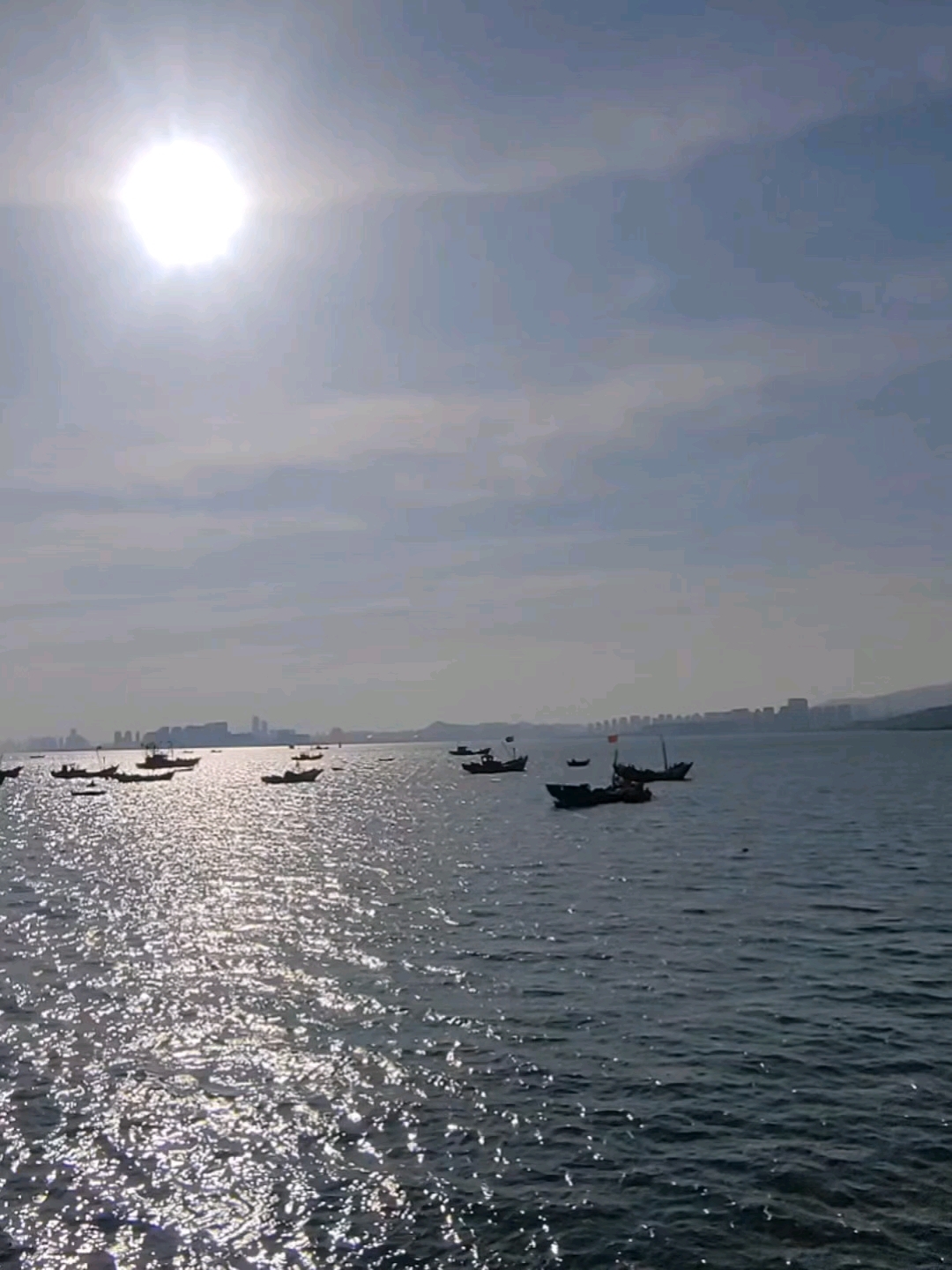 鱼鸣嘴环境优美,三面环海,是体验青岛渔村生活的好去处