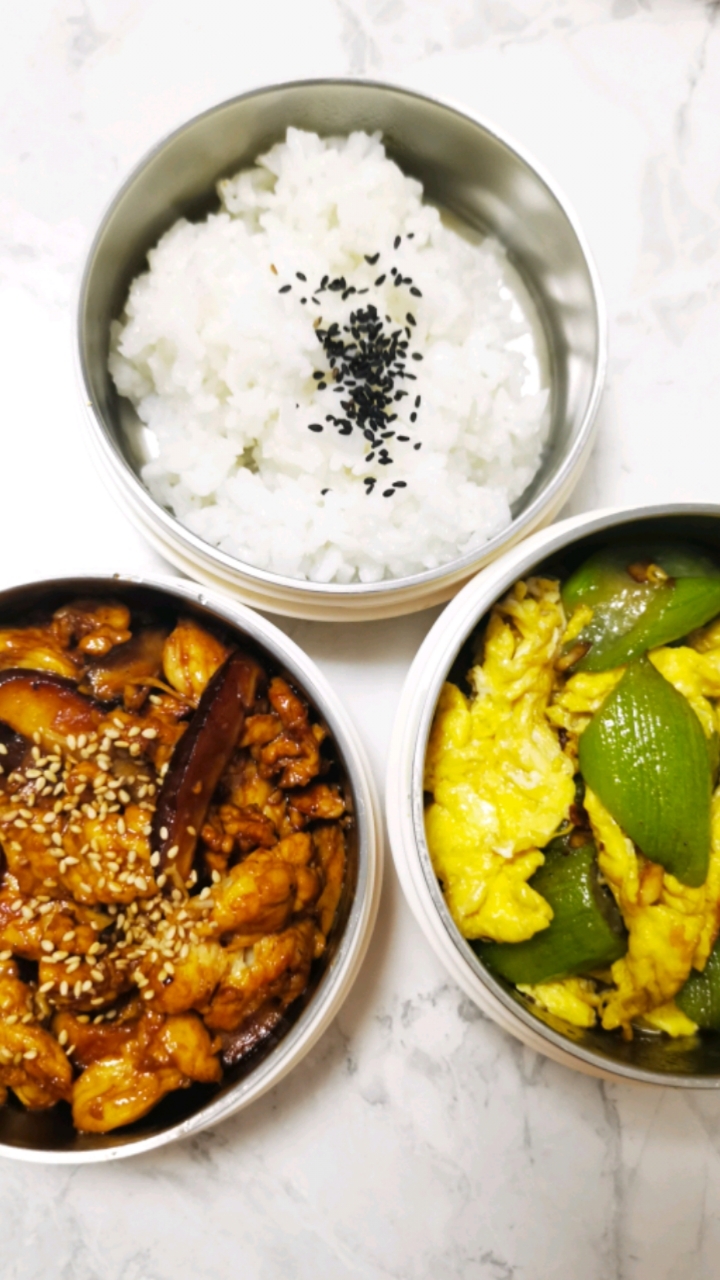 高中生带饭日常,今日食谱:鸡蛋炒丝瓜,香菇鸡胸肉,米饭#午餐