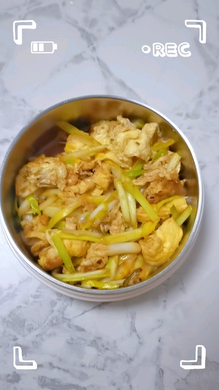 高中生带饭日常,今日食谱:蒜黄炒鸡蛋,鸡腿儿,番茄肉酱面