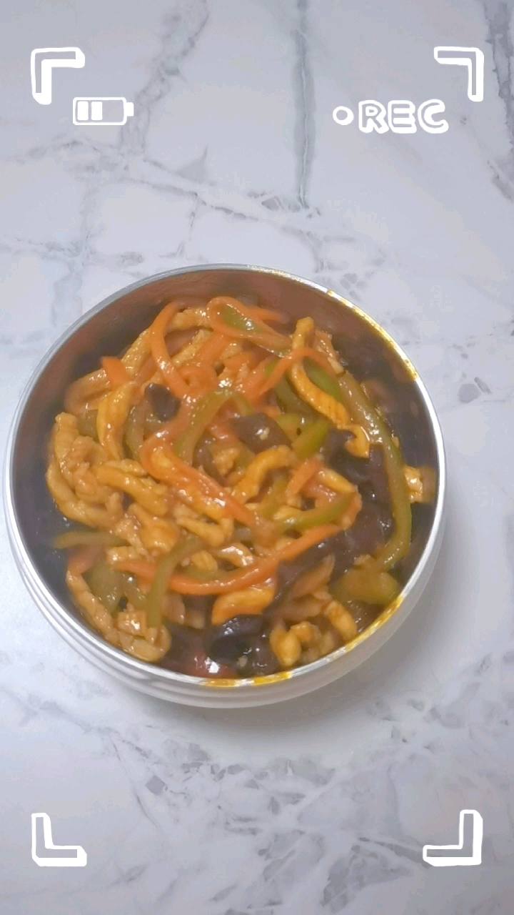 高中生带饭日常,今日食谱:鱼香肉丝,芹菜木耳胡萝卜,米饭 