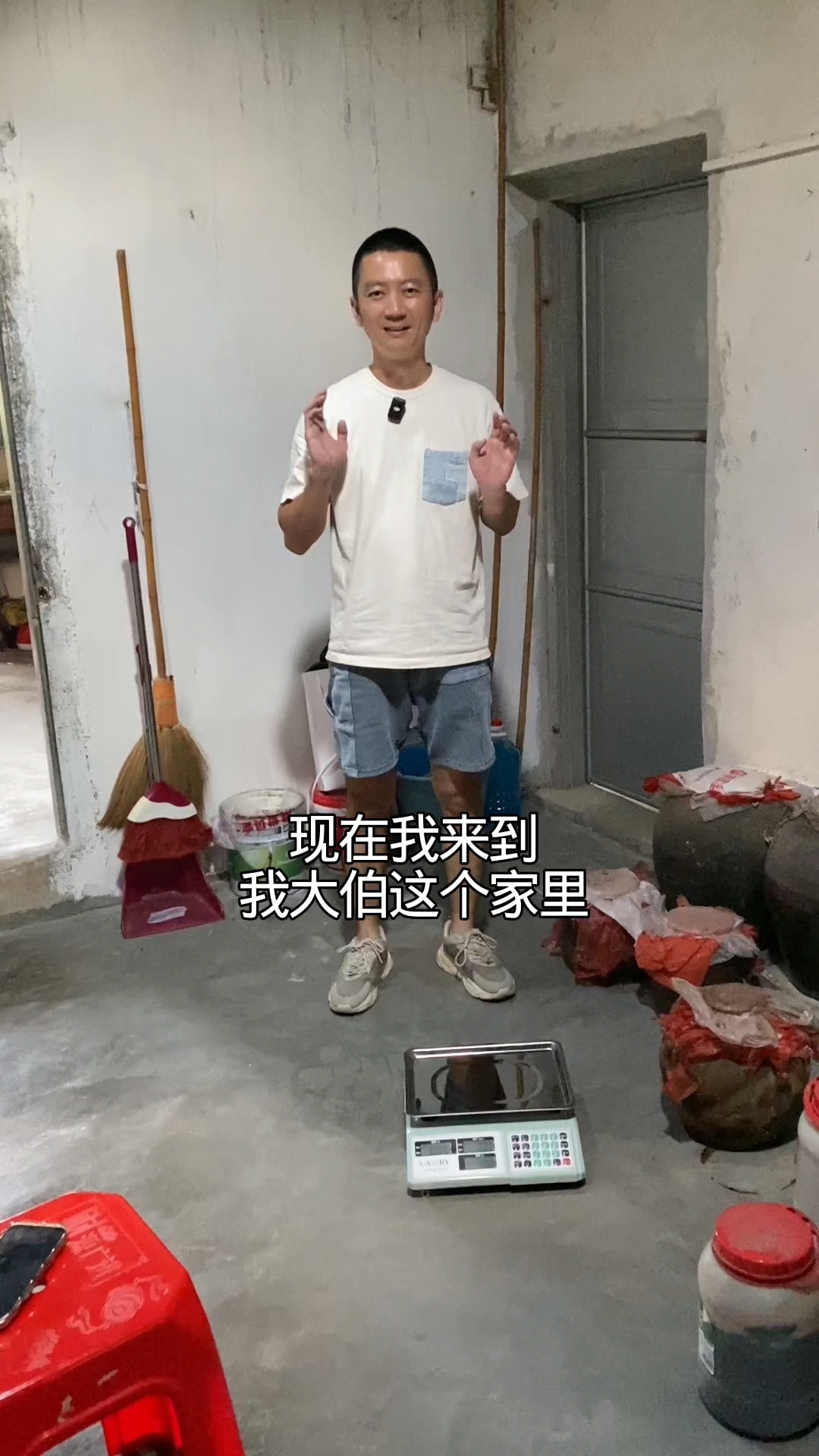 带大家看看1斤10000元的40年老菜脯油和1斤1200元的