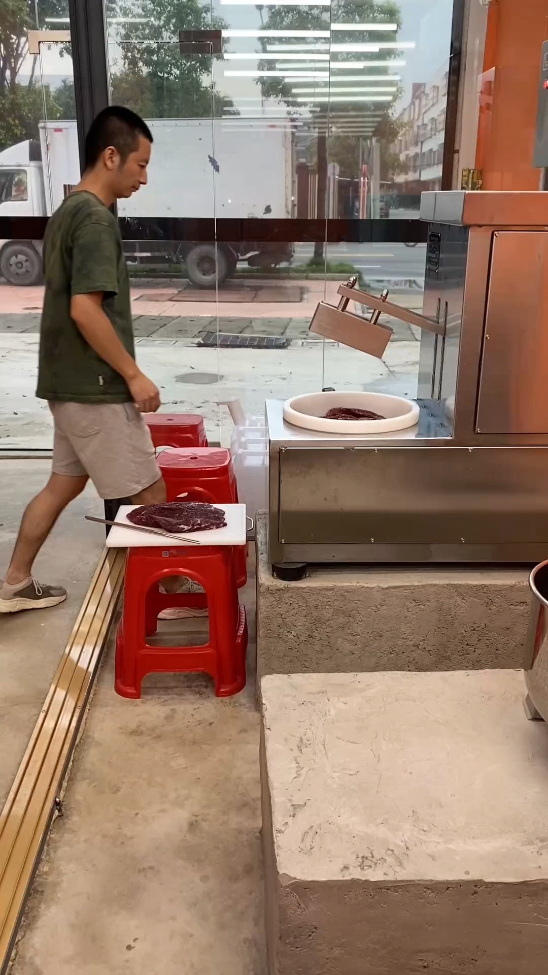 启动机器做捶打牛肉丸