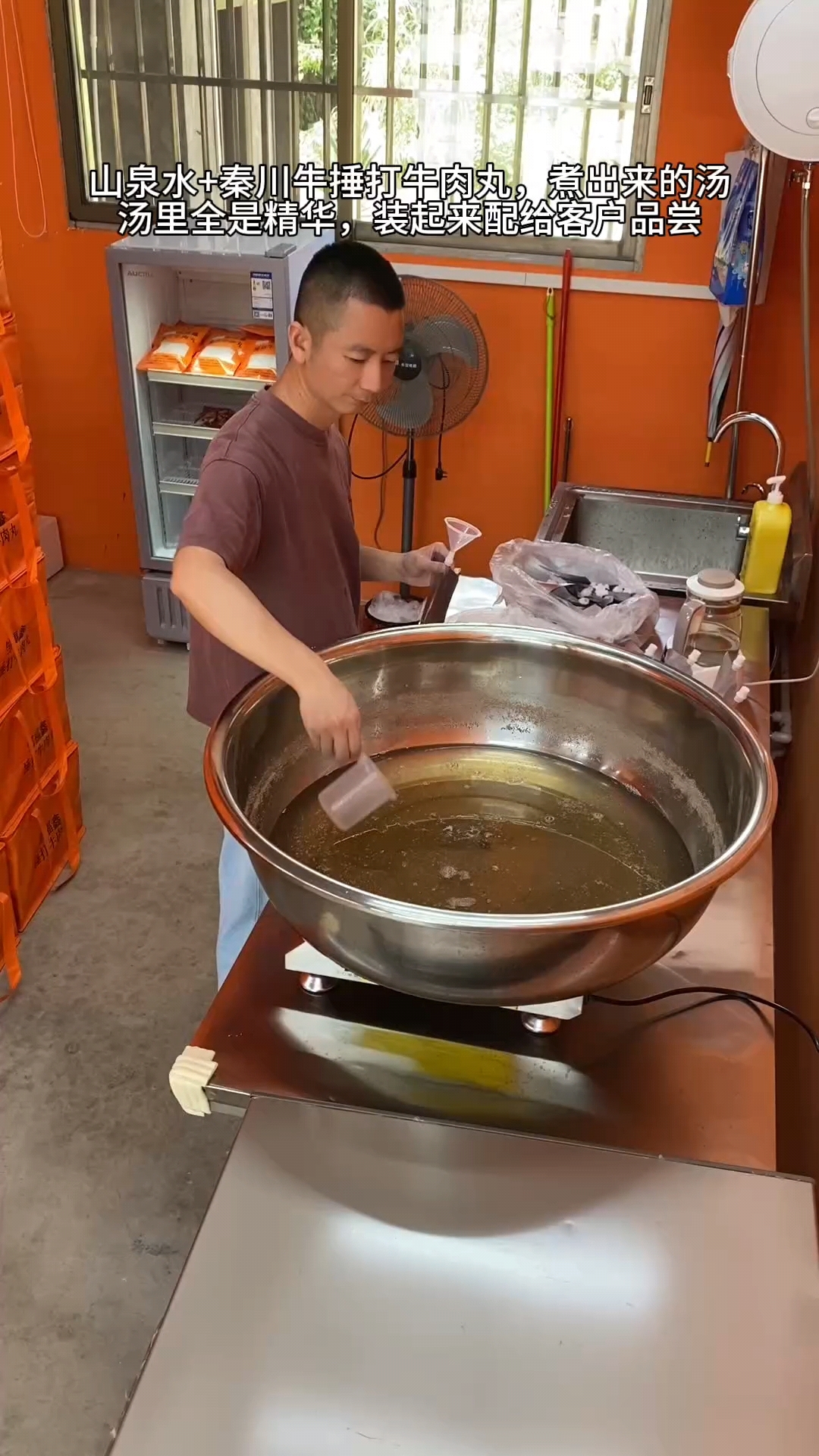 山泉水+秦川牛捶打牛肉丸,煮出来的汤,汤里全是精华,装起来配