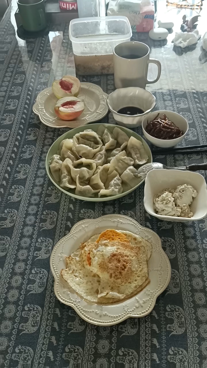 芹菜肉饺子,煎鸡蛋,燕麦酸奶,六必居咸菜,桃子,烧茄子,咸肉