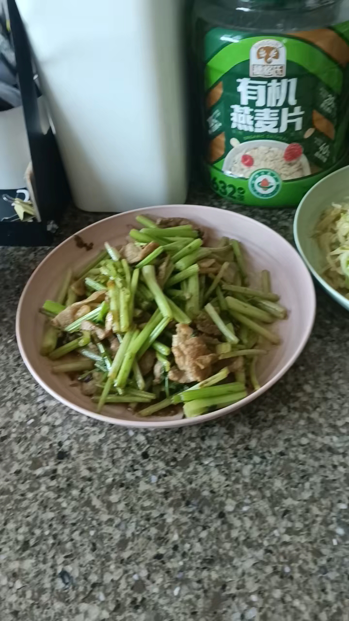 芹菜炒肉,上海青虾仁,凉拌黄瓜杭椒,炒饼,韭菜鸡蛋扇贝盒子,