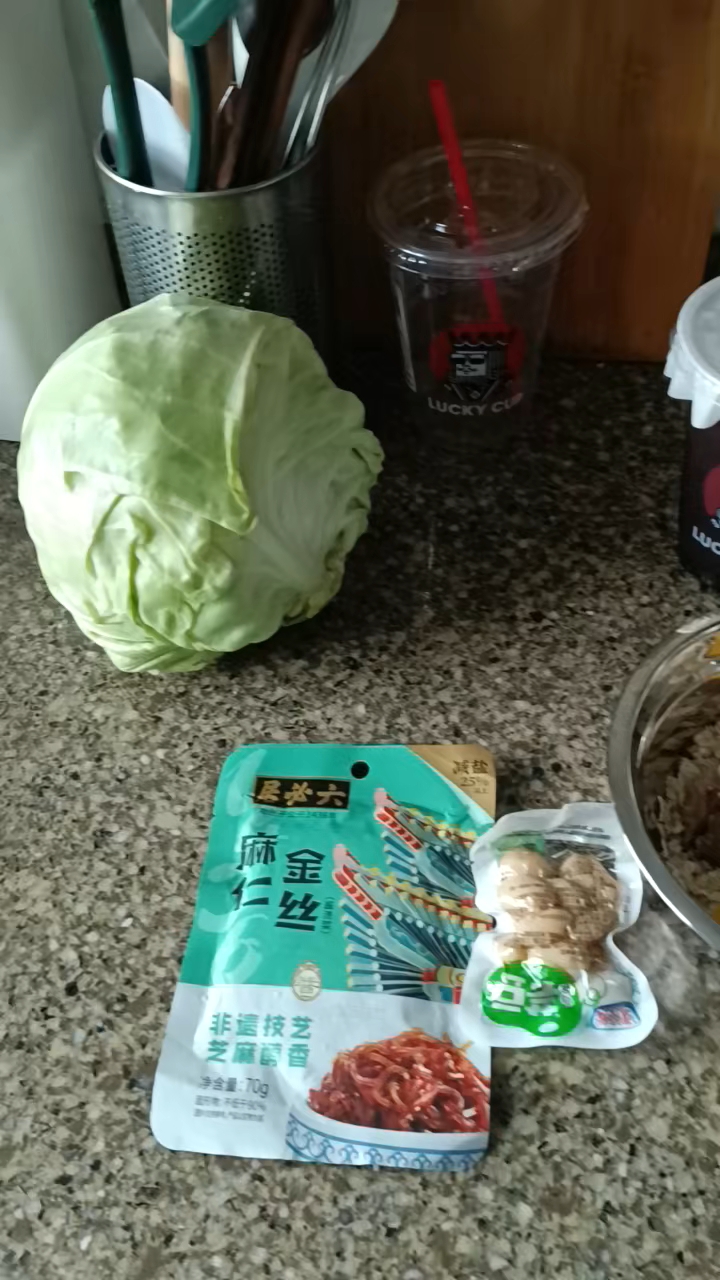 燕麦芋头玉米粥,泡椒芸豆,咸菜,油条,圆白菜,咖啡