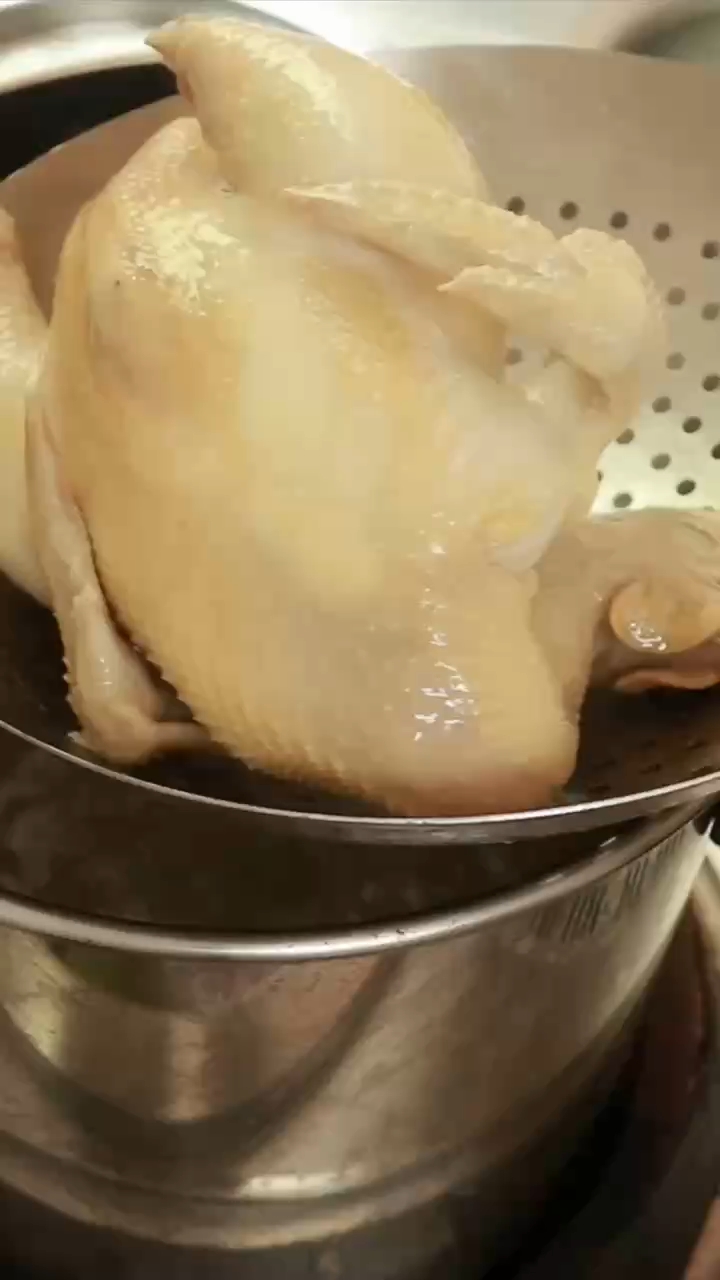 新疆特色椒麻鸡现煮现卖55一只。