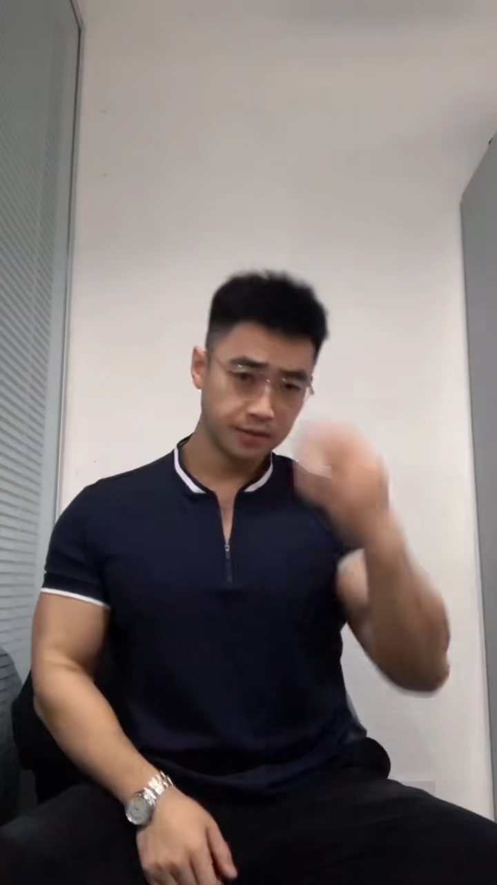 痞帅痞帅的肌肉大叔