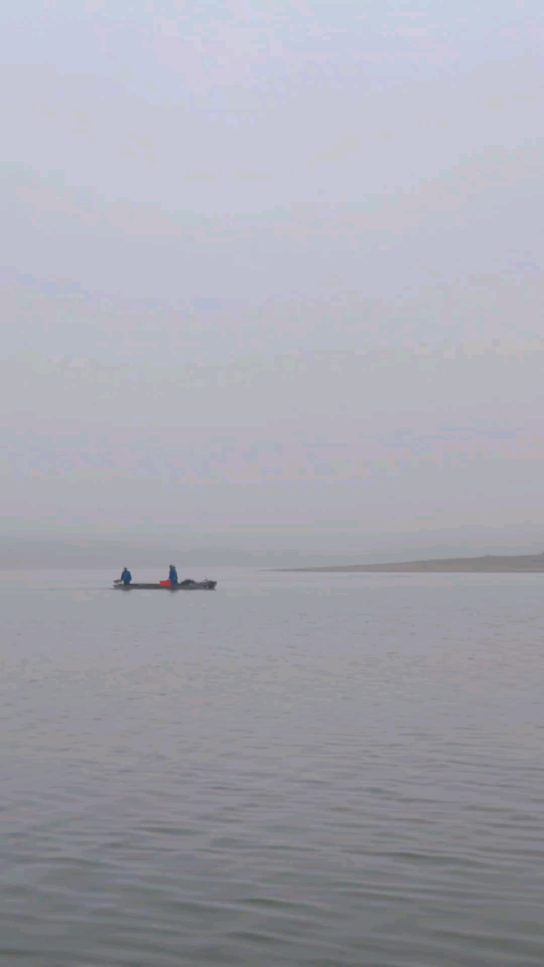 江上春水生,泛舟千里行,雾里游仙境,逍遥打鱼翁。