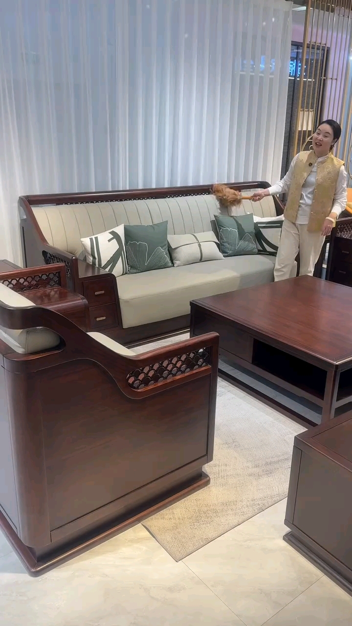 鸡毛掸子在手,实木沙发轻松拿捏