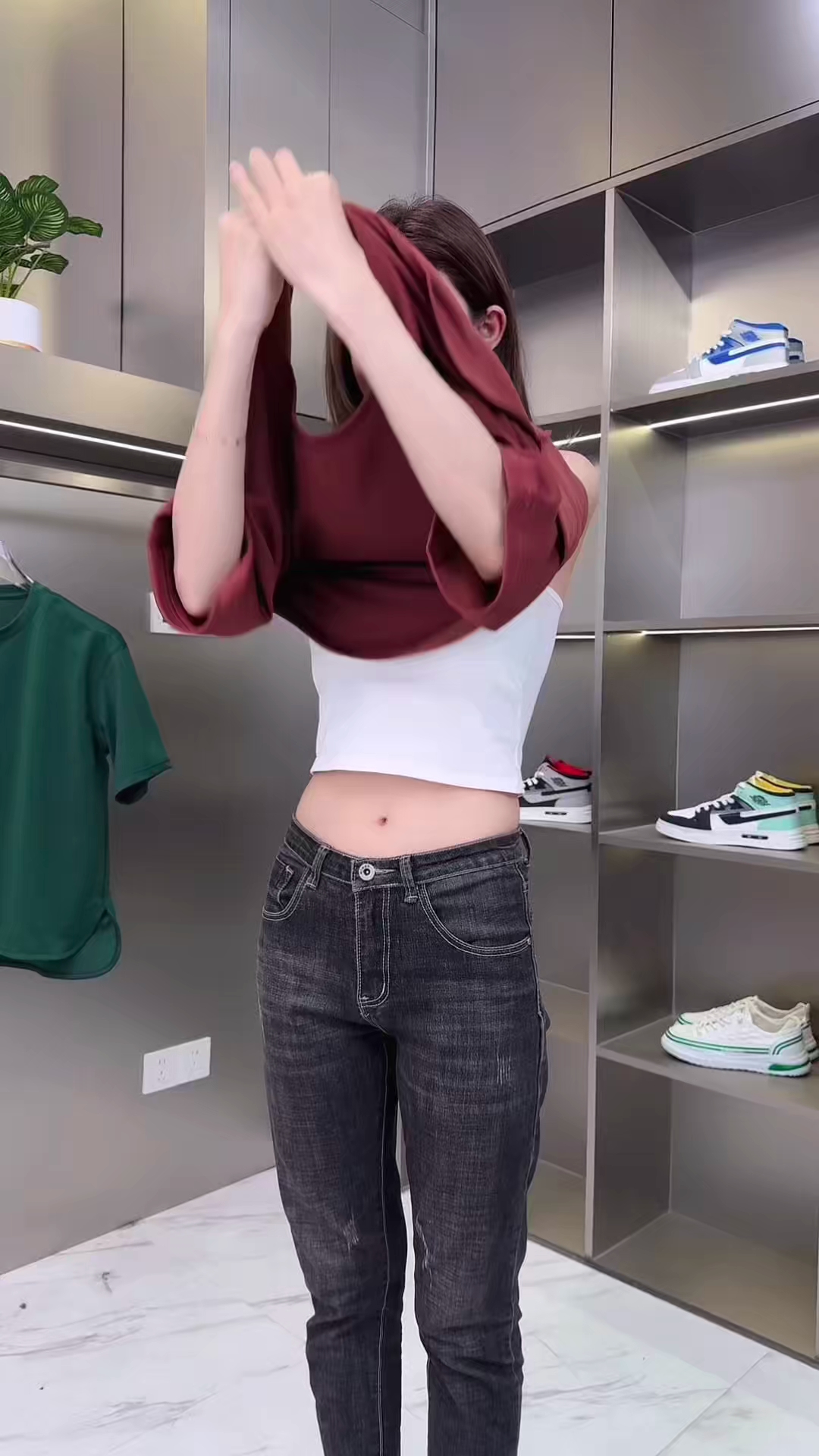 这件砖红色T恤简约又独特，版型宽松超遮肉，面料舒服到不想脱～