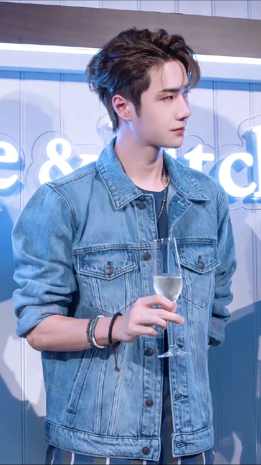 喝奶茶的小一博已经蜕变成内娱最有种的男人！#王一博#蜕变#