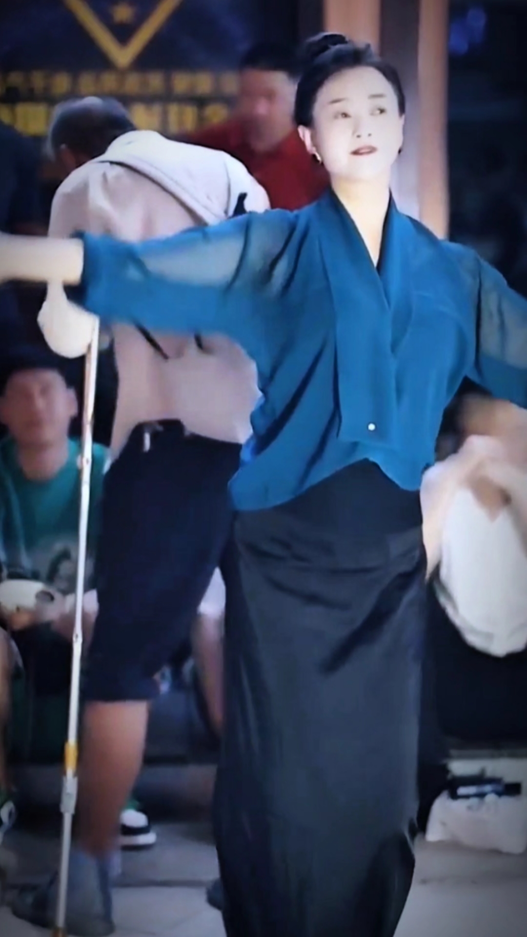 #全民皆舞#蓝色上衣与黑色长裙的完美搭配,尽显时尚魅力!