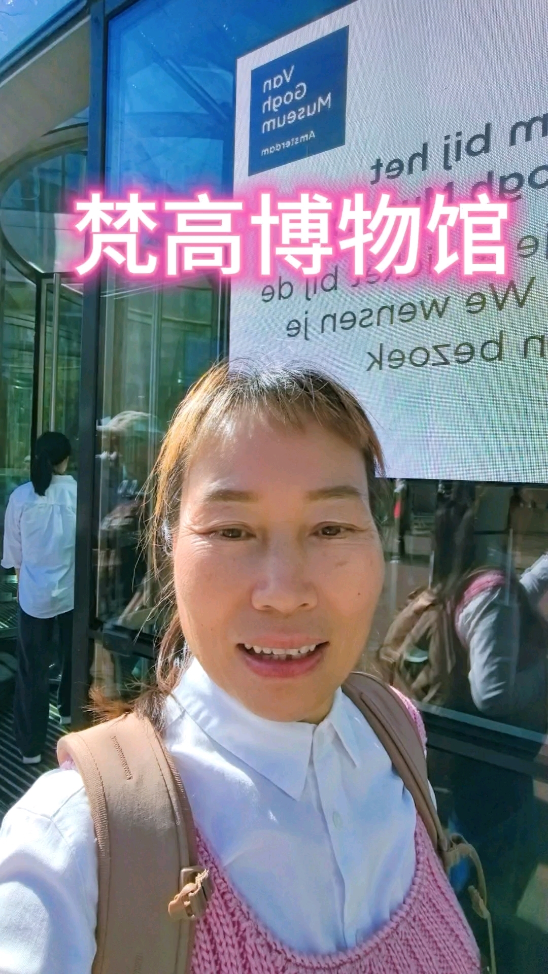 梵高是荷兰后印象派画家,用炽热的色彩与粗重的笔触表达内心世界