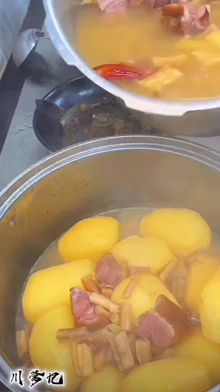 腊肉经过高压锅炖出来的老人小孩都喜欢