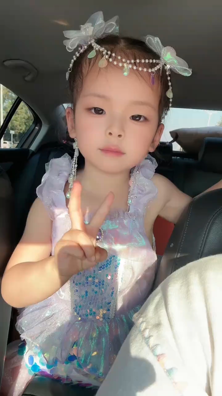 小美女穿了一个美人鱼衣服
