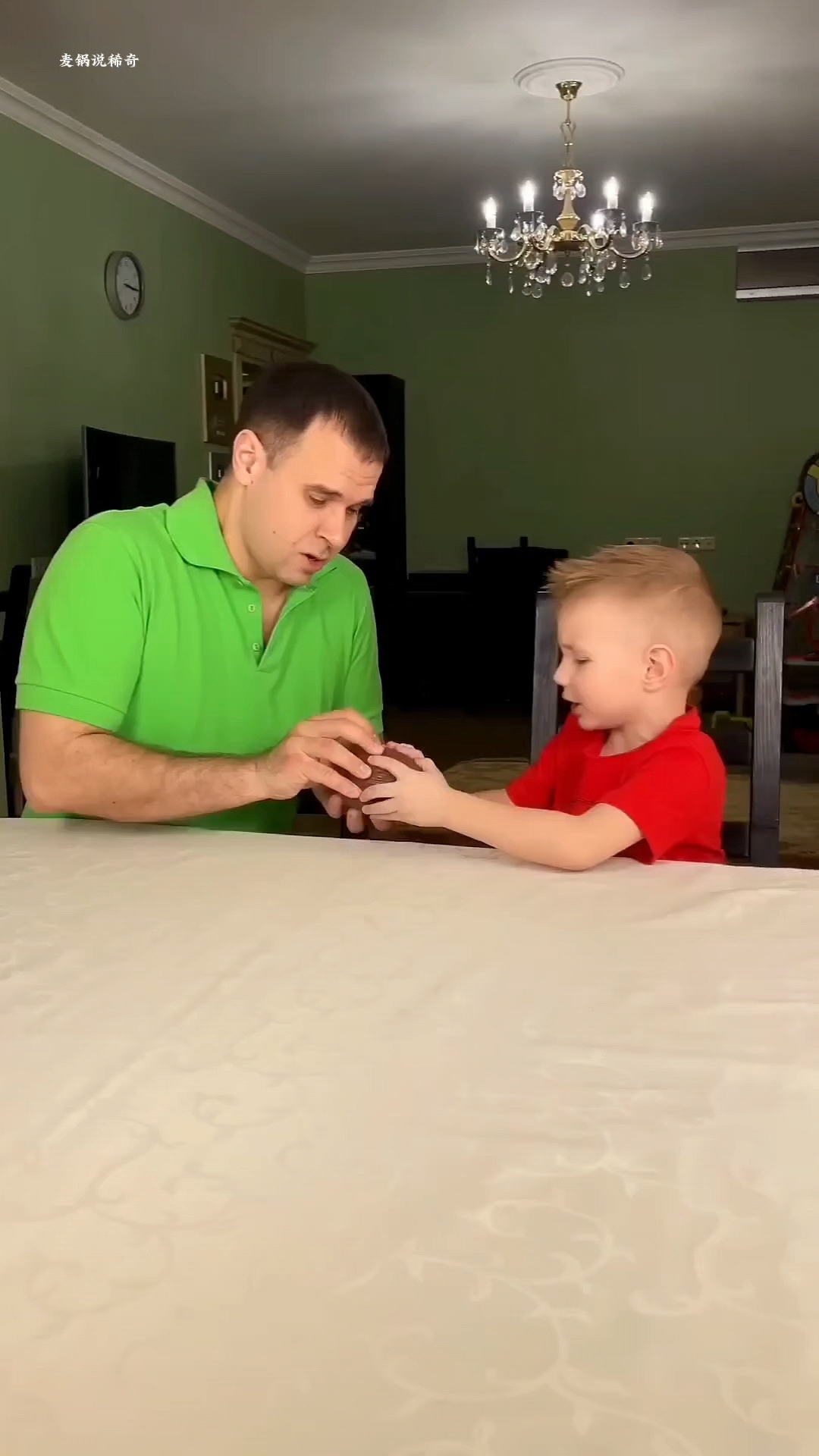 男人和儿子争夺巧克力,妈妈看到后,便想到了一个好办法来解决