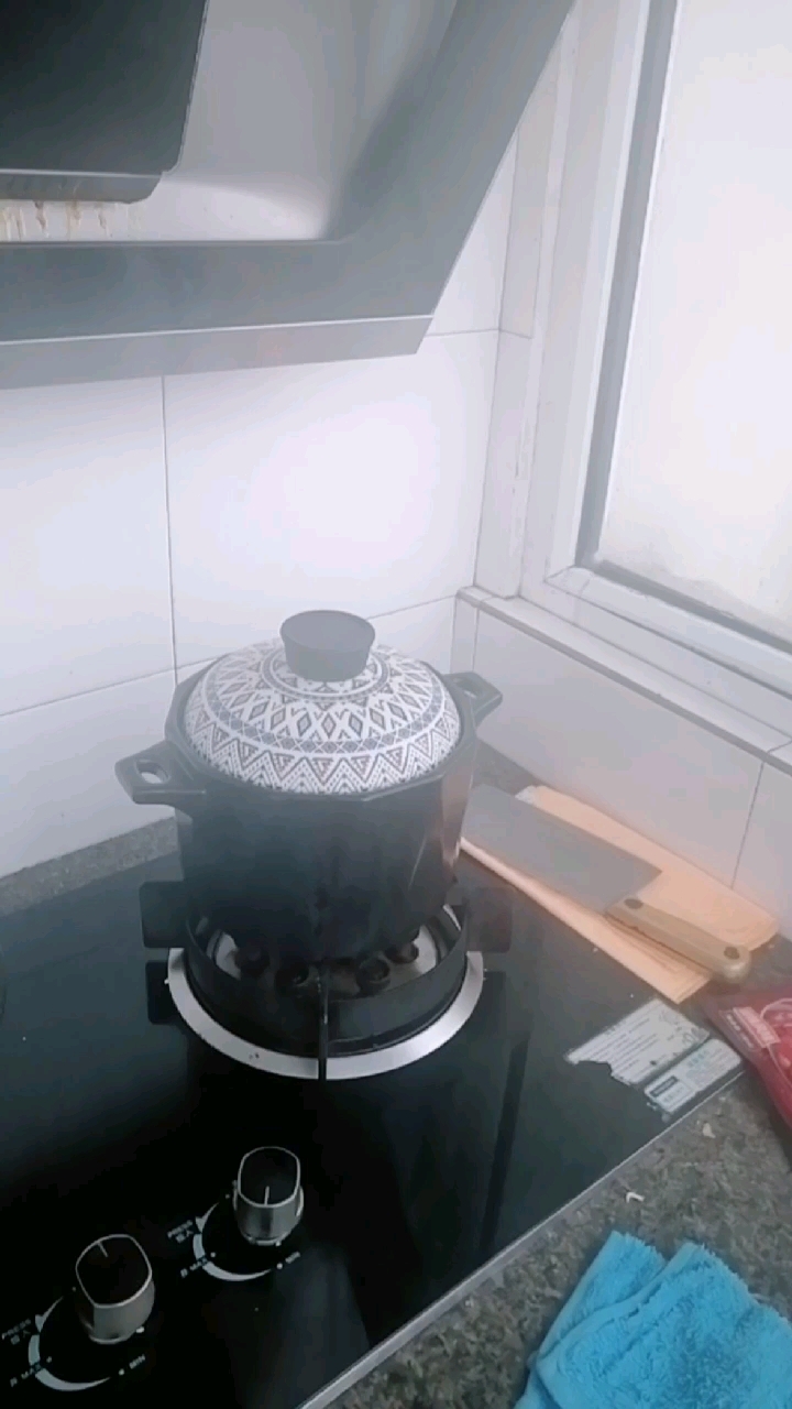 砂锅西红柿大头菜汤已做好,看看尝一下我的手艺,多提意见。