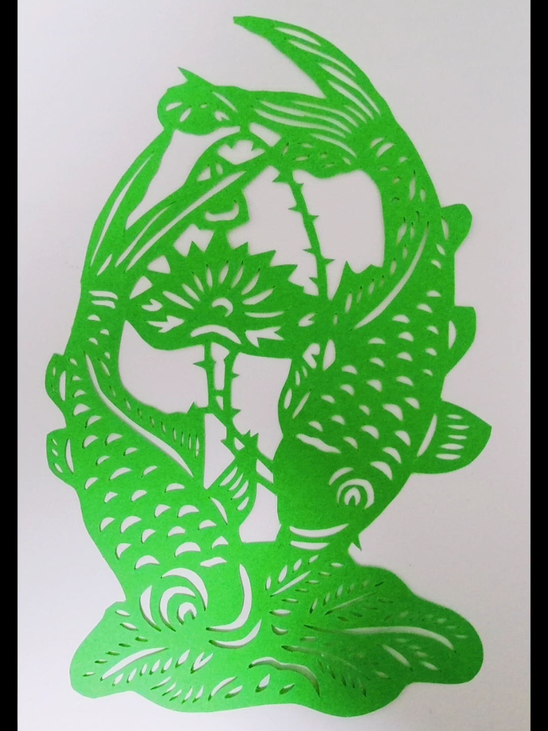 今日剪纸是鱼戏莲叶间