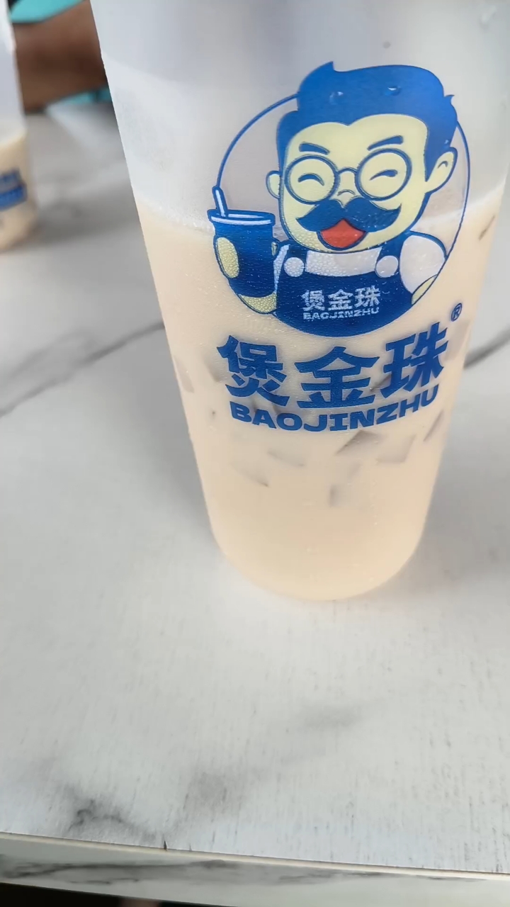 煲金珠奶茶的招牌产品以老红糖珍珠系列为核心,主打健康手工