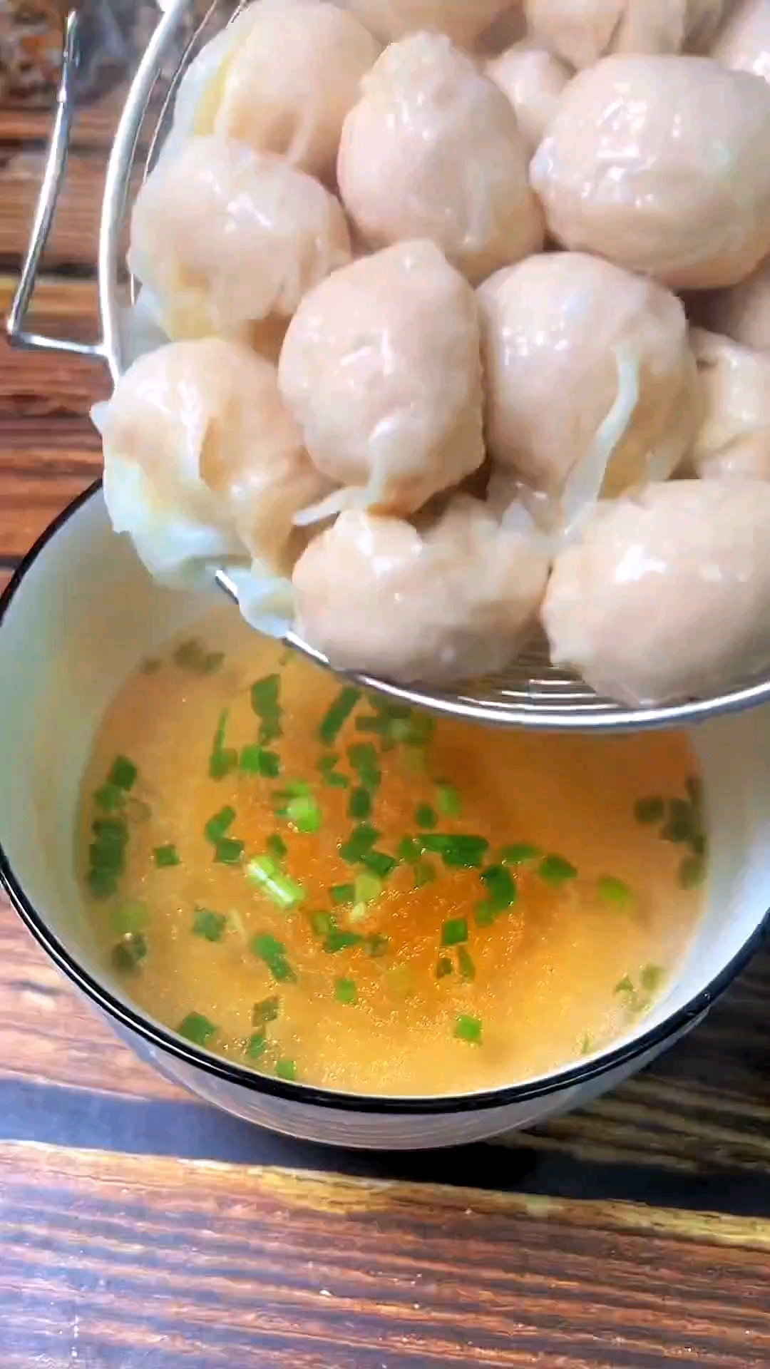 很多人都喜欢吃沙馅扁食,自己做皮薄馅都有嚼劲,重点是调馅