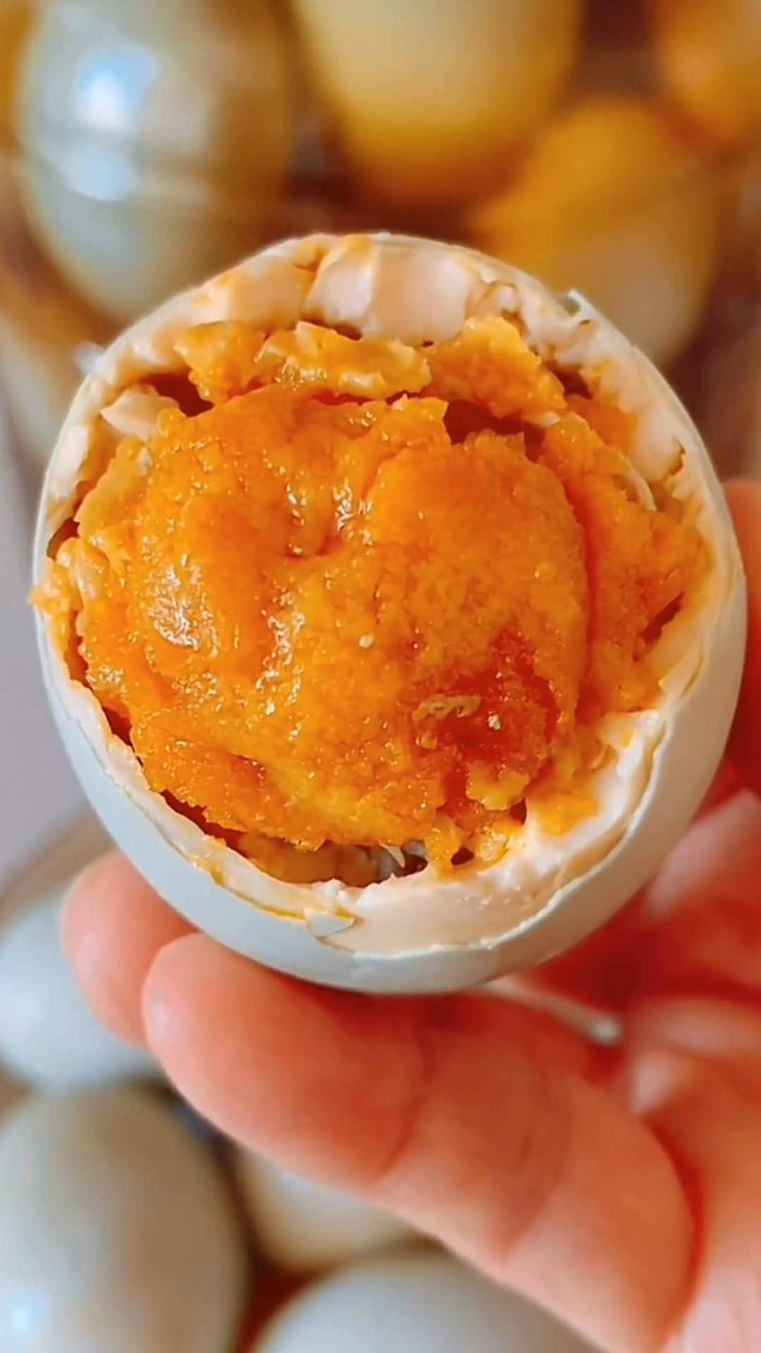 每年这个季节我都会腌上一坛子五香咸鸭蛋,个个冒油起沙