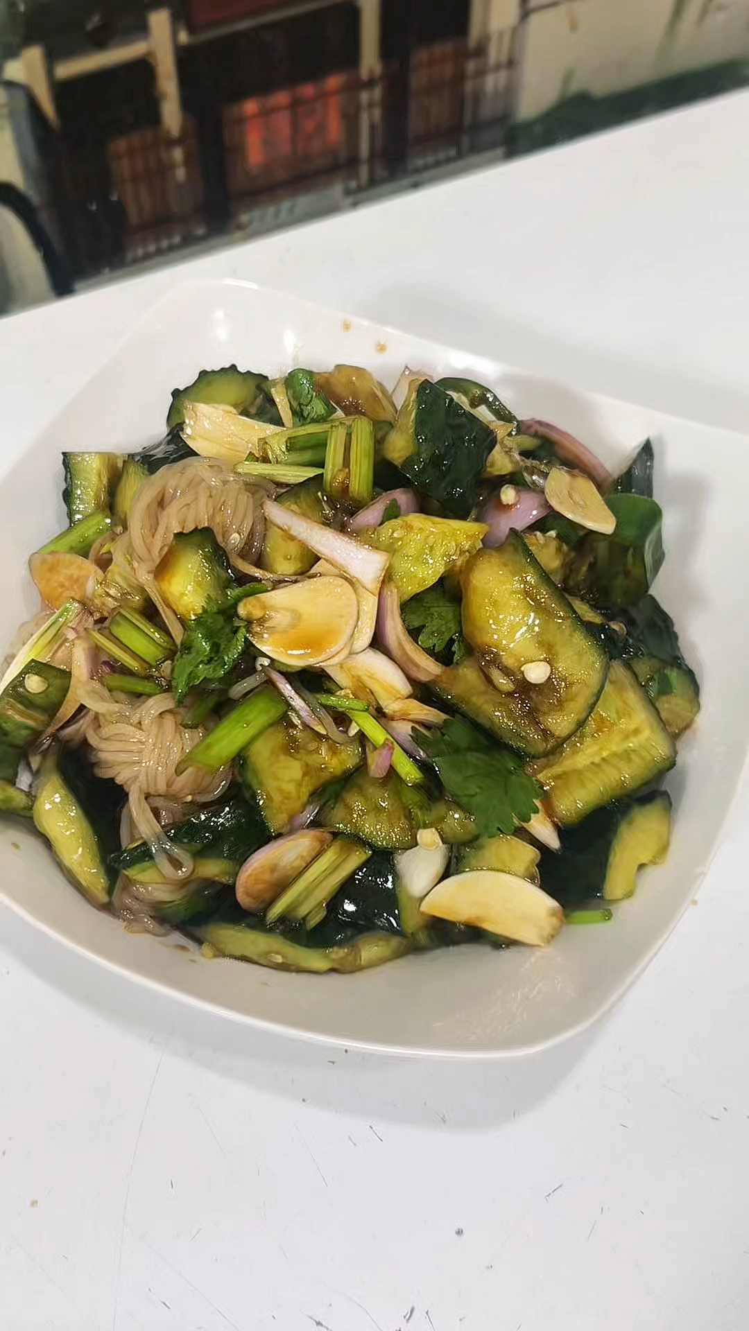 这凉拌黄瓜也太上头了吧！蒜香+粉丝=绝配！#凉拌黄瓜真解腻#