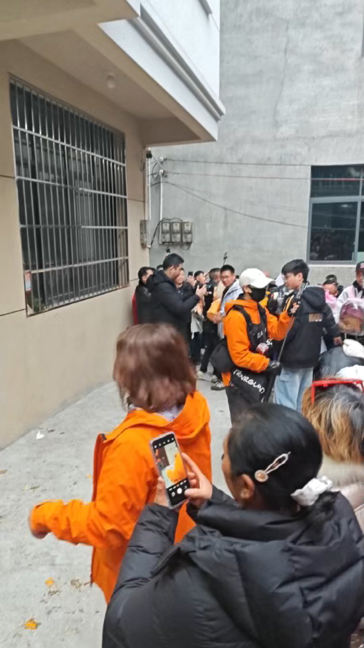 苗王 荒野求生,凯旋而归,吃刨汤宴