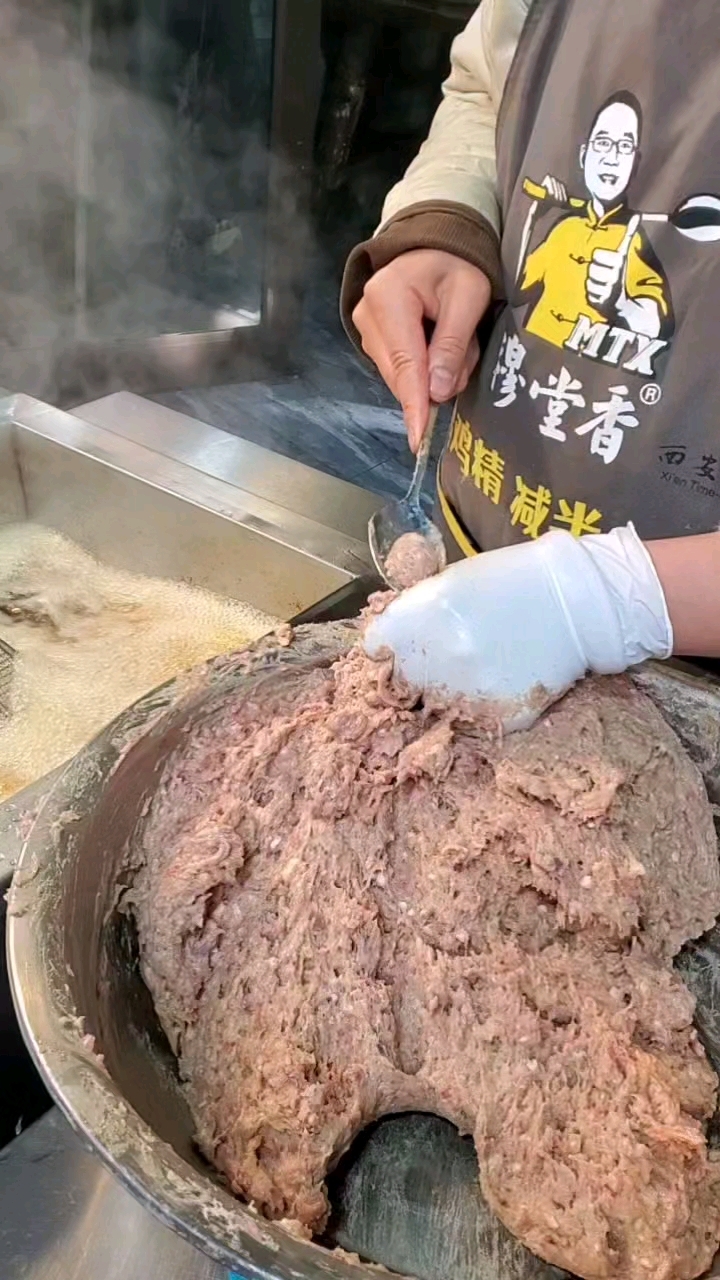 冬日西安娘后街,天气寒冷,美食烟火气抚慰人心