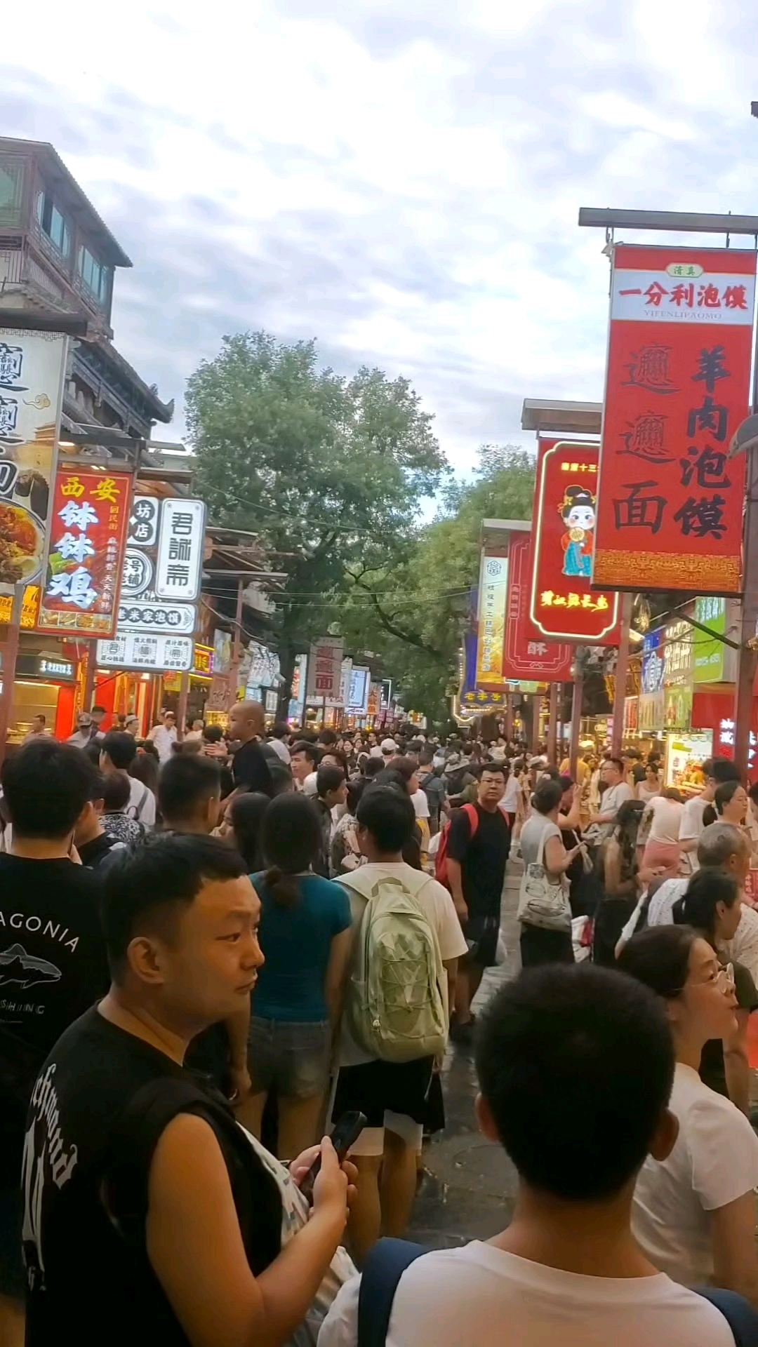 傍晚的西安回民街,天气变得凉爽,出来逛吃的人真多呀